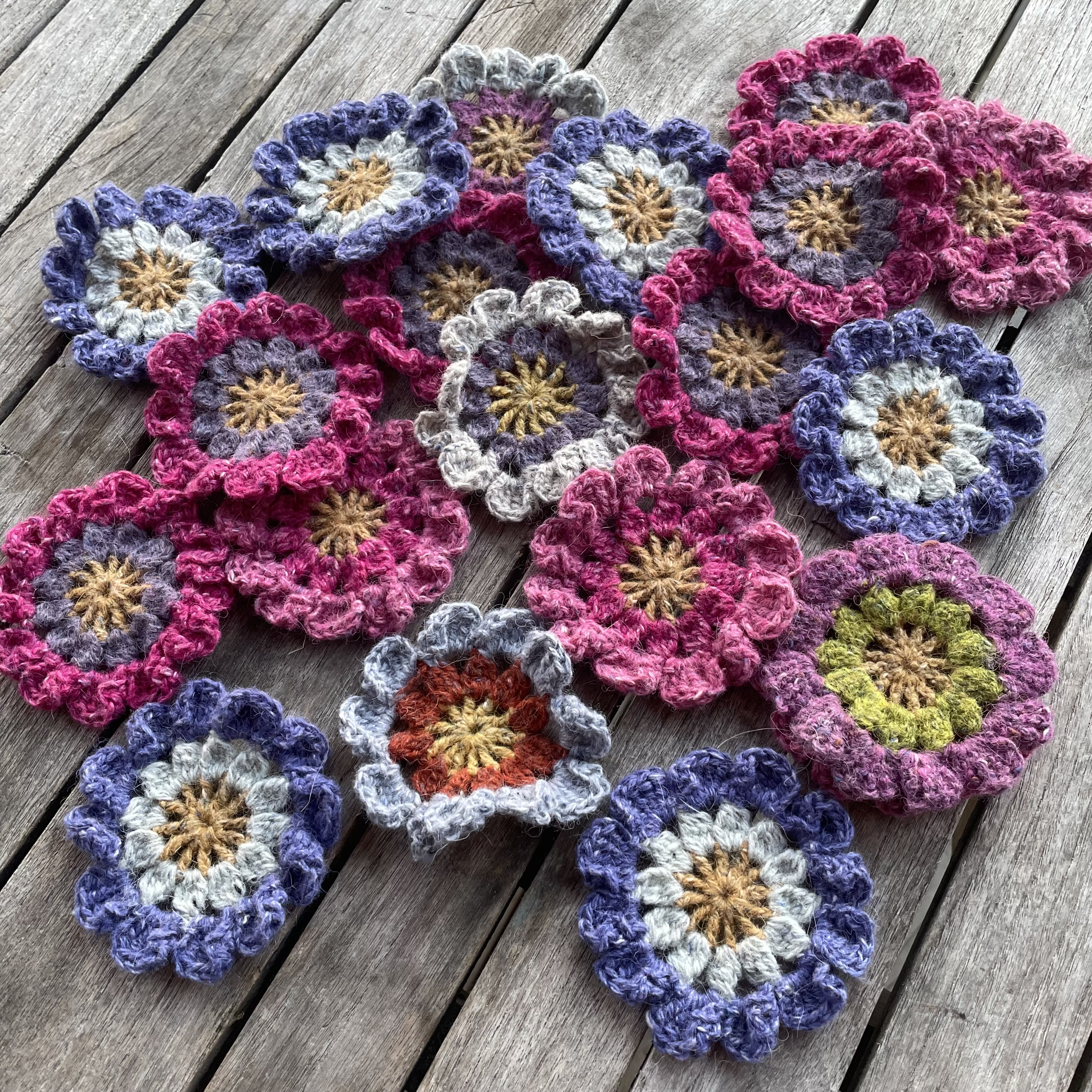 Crochet Flowers Pattern: Part 2 – Daisies – HookStitchSew